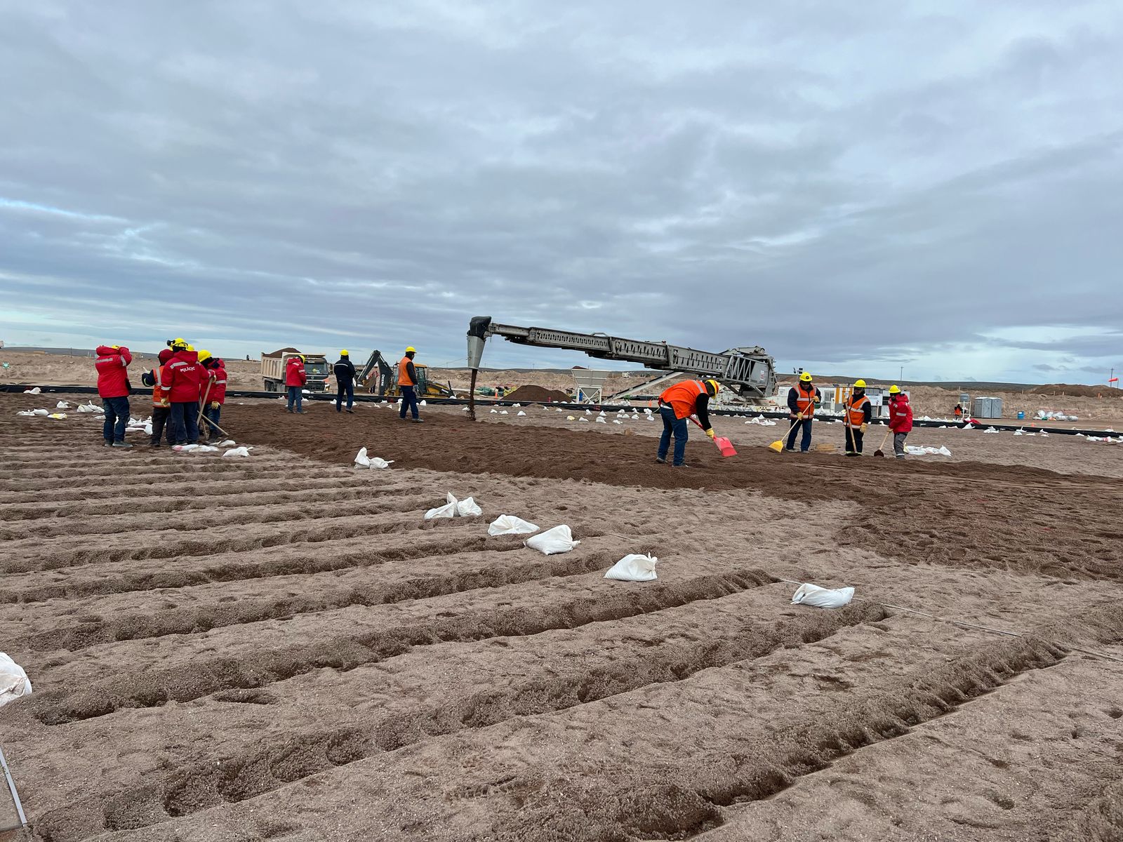 Cuadrillas instalando la grilla y nivelando el terreno para los tanques en Vaca Muerta