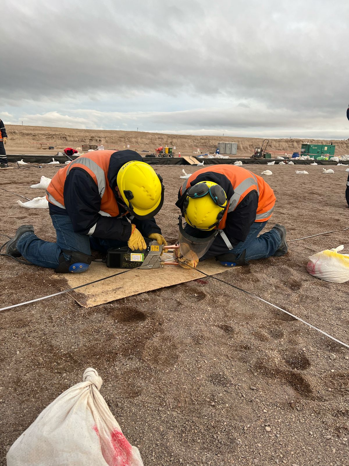 Técnicos realizando soldadura por punto con equipo TELWIN en campo