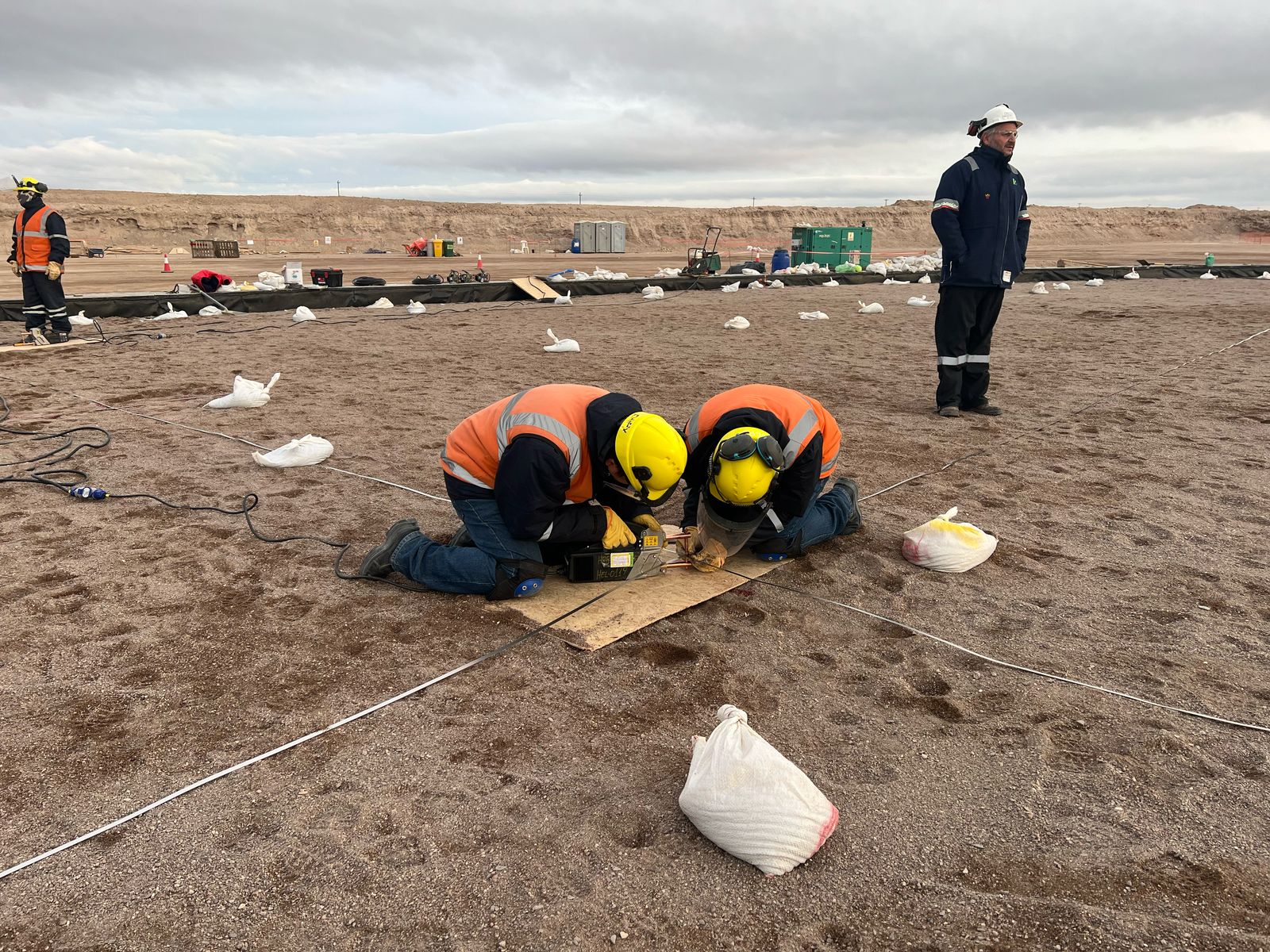 Equipo de trabajo ejecutando uniones sobre la grilla MMO